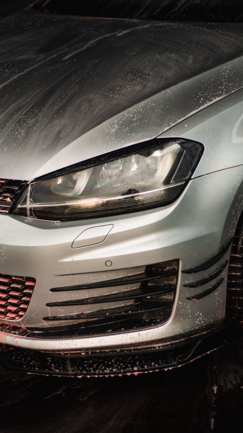 Detalhe de pintura de carro prata com brilho intenso