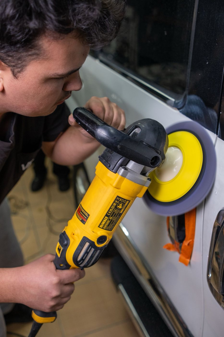 Profissional usando politriz para polimento automotivo