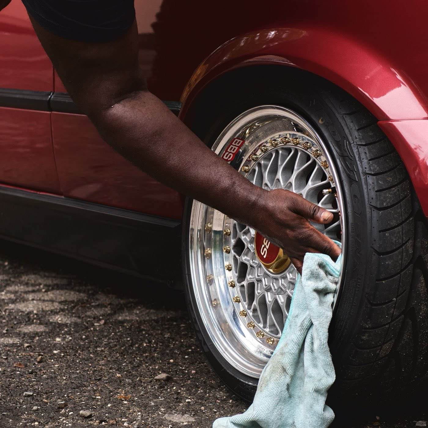 Limpeza detalhada de roda de carro